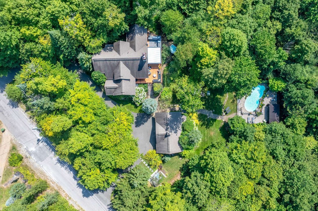 House in Mont-Tremblant, Quebec, Canada 2 - 16061215