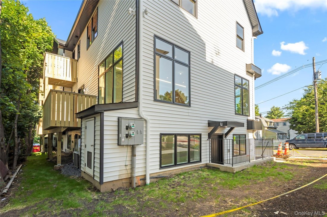 Condo in Spring Valley, New York, United States 4 - 18690702