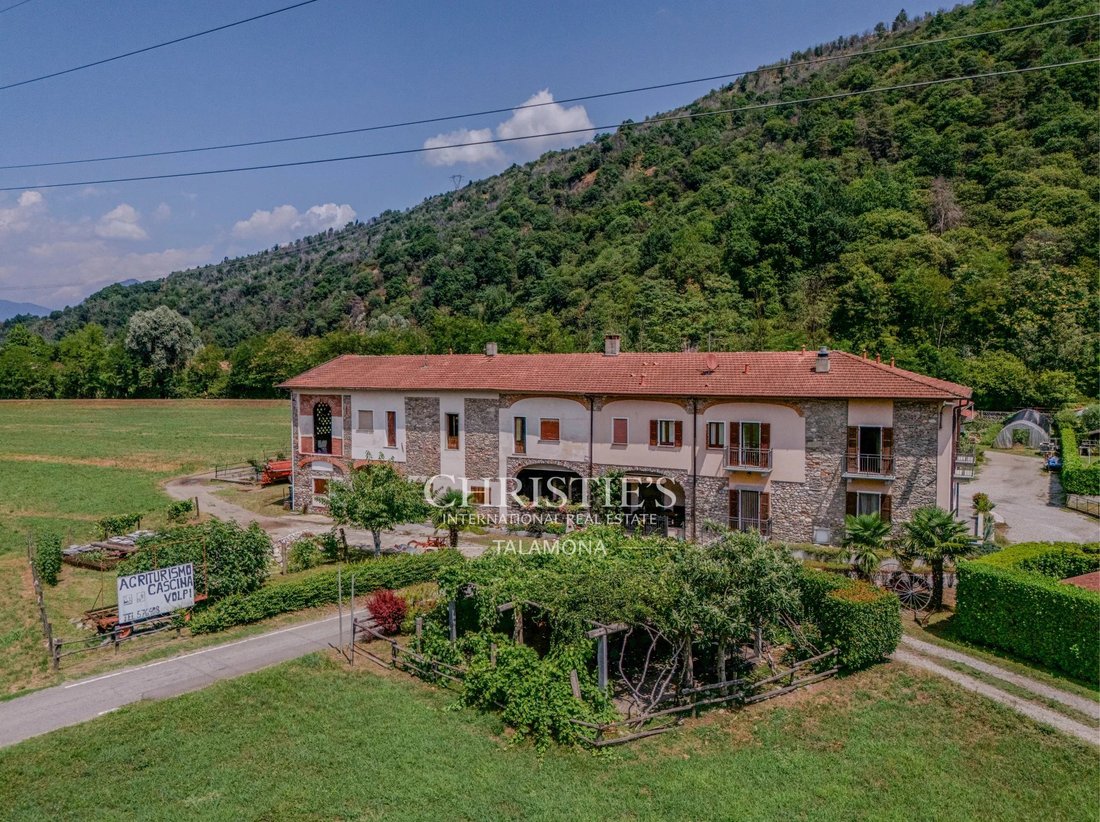 Estate in Montegrino Valtravaglia, Lombardy, Italy 1 - 18688210