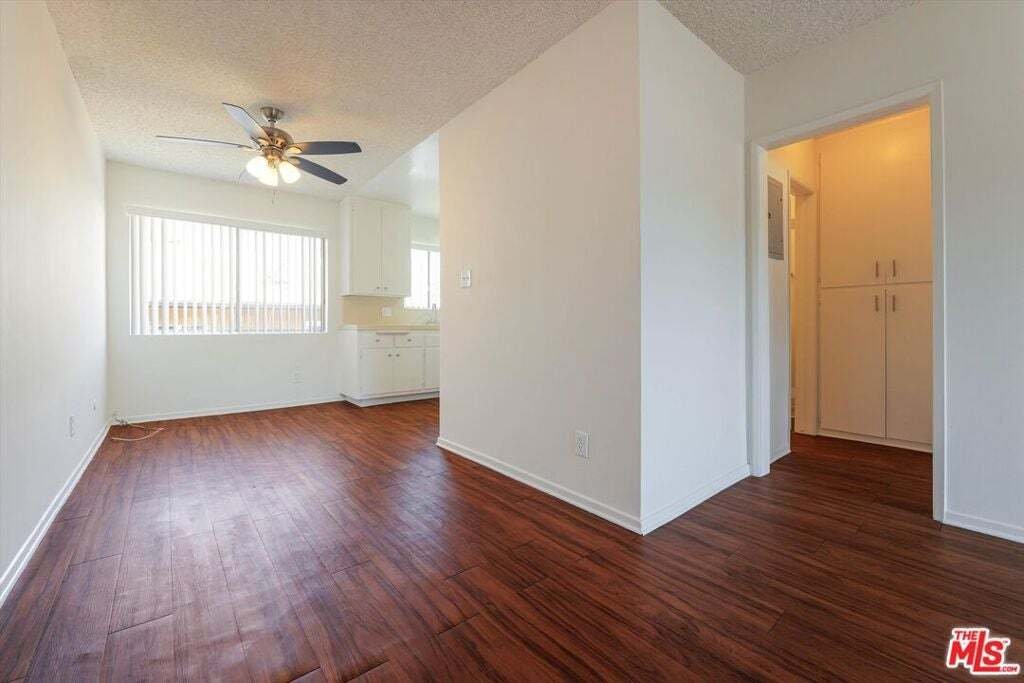 Los Angeles, California, United States 5 - 18689768