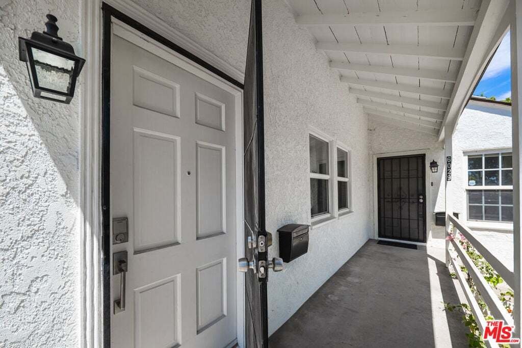 Los Angeles, California, United States 5 - 18675973