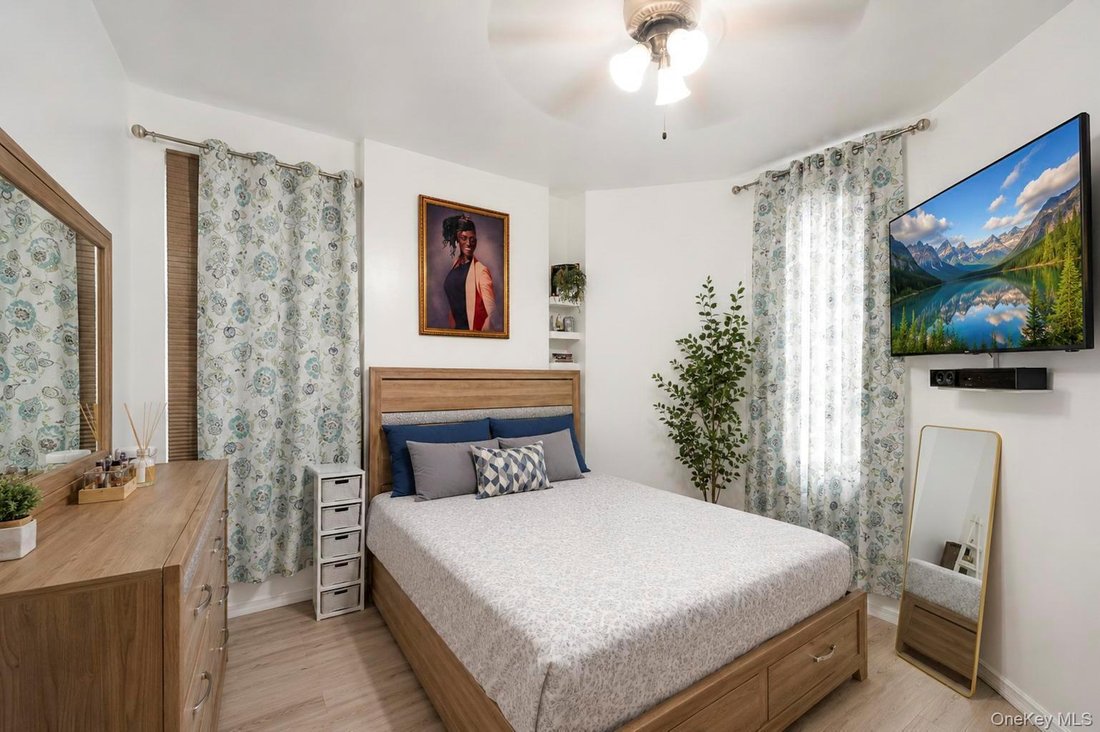 Yonkers, New York, United States 4 - 18687023