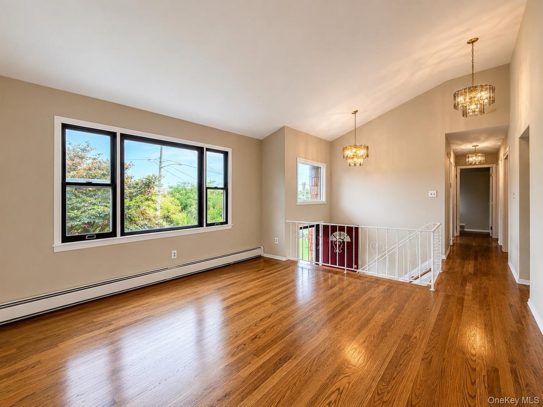House in Lindenhurst, New York, United States 3 - 18688842