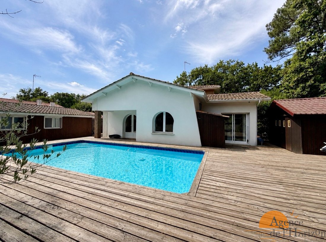 Villa in Ares, Nouvelle-Aquitaine, France 1 - 18689896