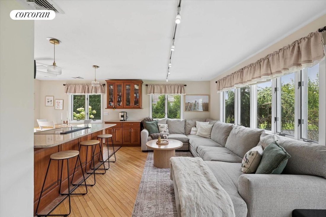 House in Center Moriches, New York, United States 3 - 18644650