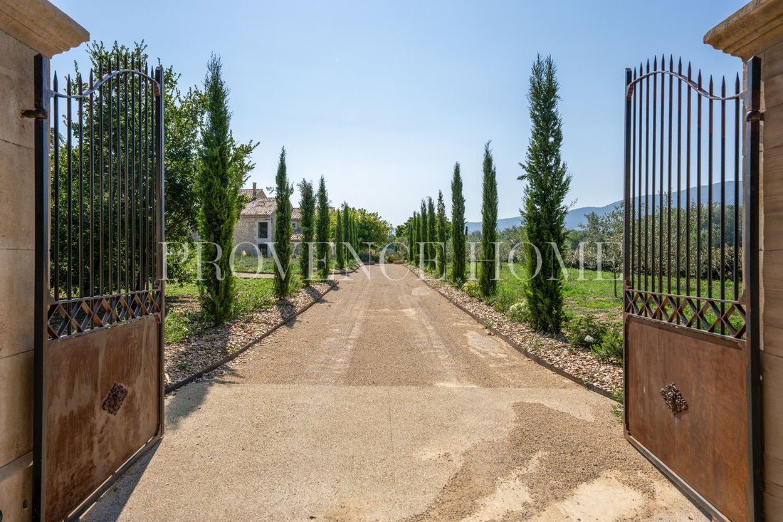 Estate in Oppède, Provence-Alpes-Côte d'Azur, France 1 - 18688402