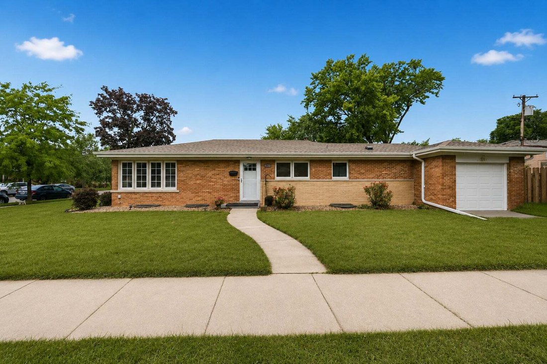 House in Skokie, Illinois, United States 2 - 18687764