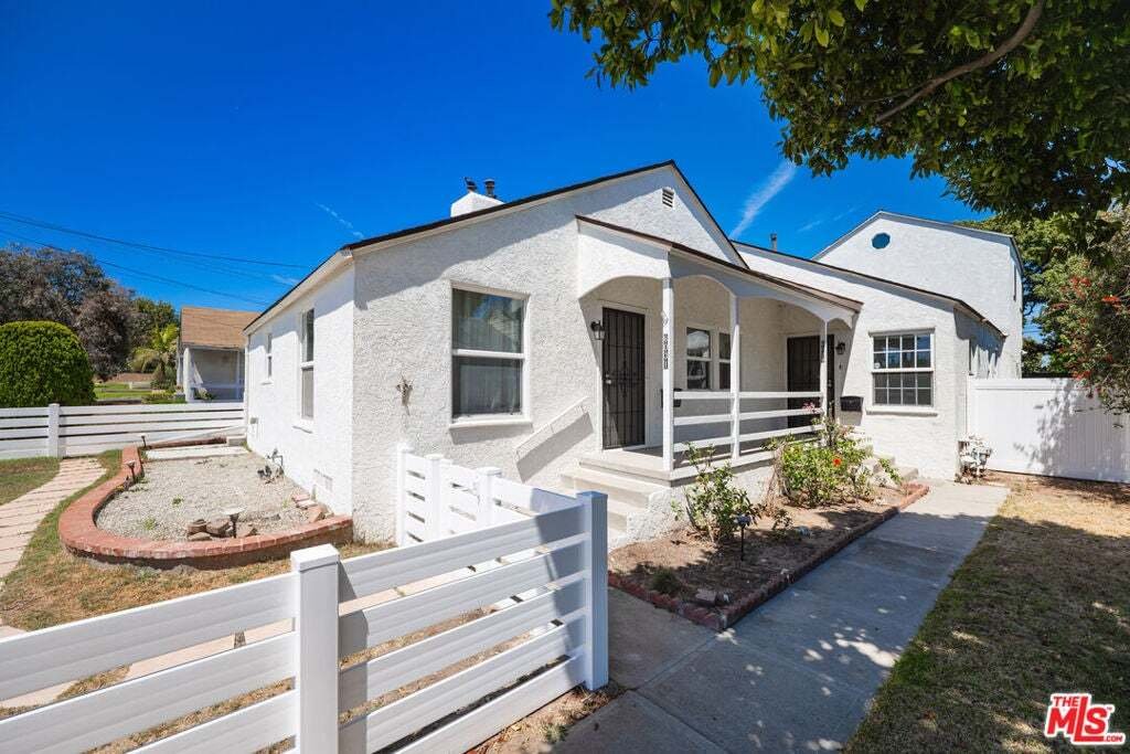Los Angeles, California, United States 1 - 18675973