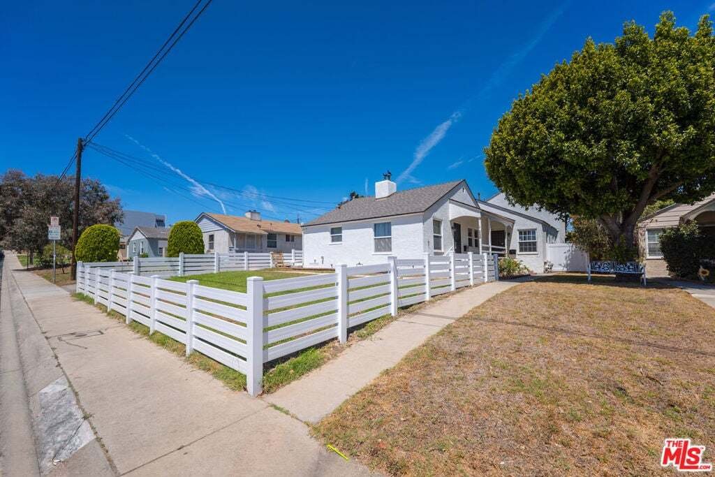 Los Angeles, California, United States 3 - 18675973
