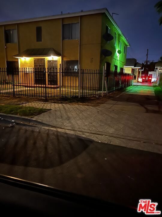 Los Angeles, California, United States 2 - 18689821