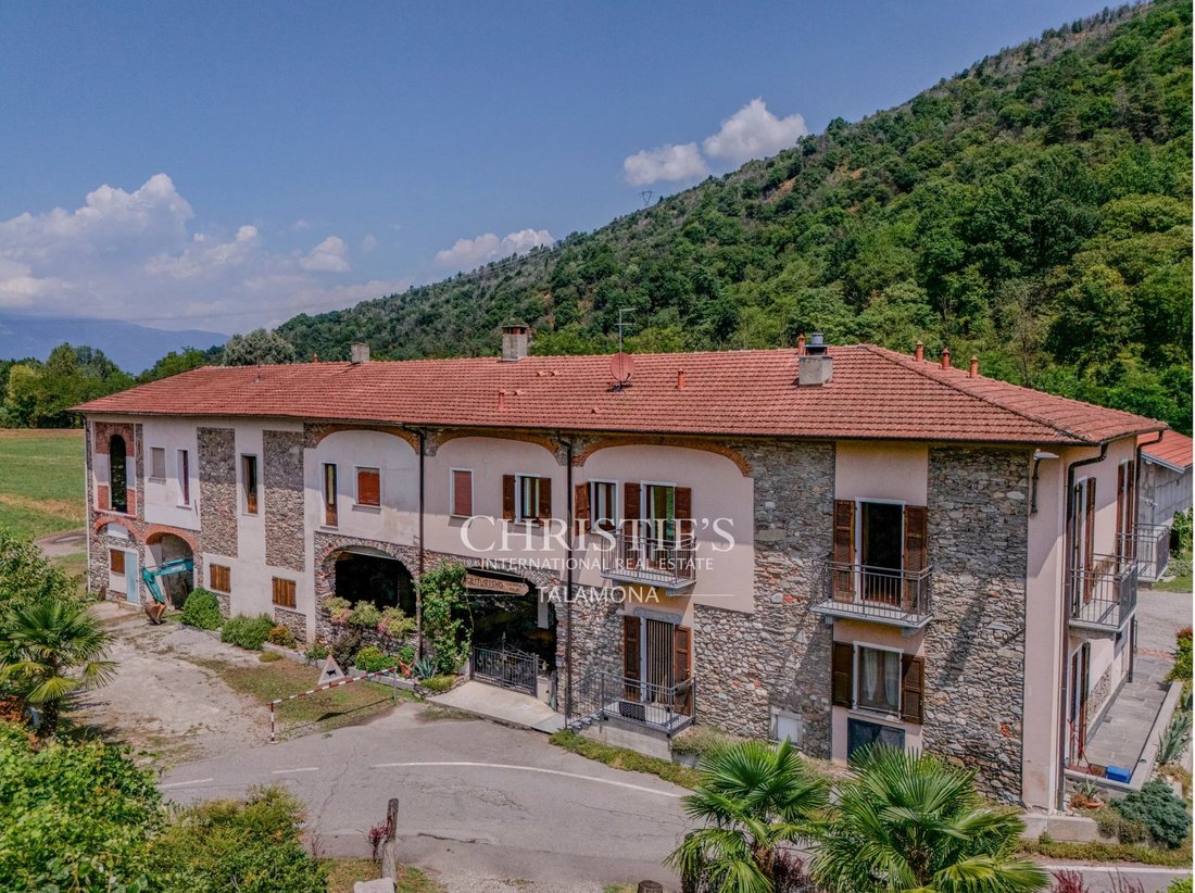 Estate in Montegrino Valtravaglia, Lombardy, Italy 4 - 18688210