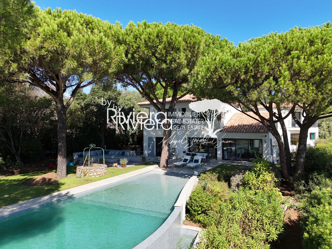 Estate in La Croix-Valmer, Provence-Alpes-Côte d'Azur, France 1 - 18689830