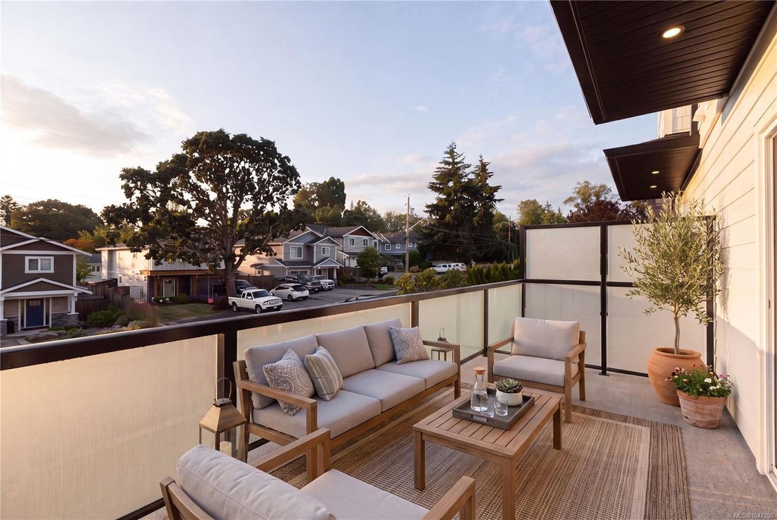 Townhouse in Saanich, British Columbia, Canada 2 - 18691124