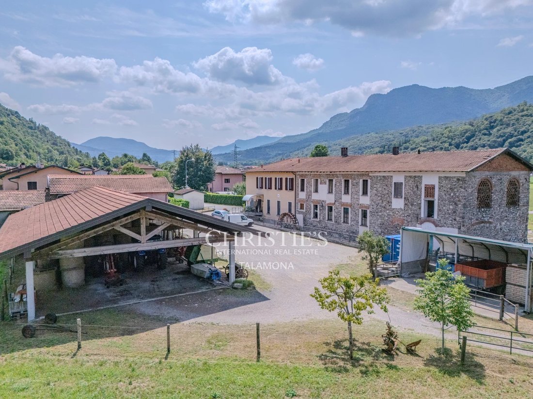 Estate in Montegrino Valtravaglia, Lombardy, Italy 3 - 18688210