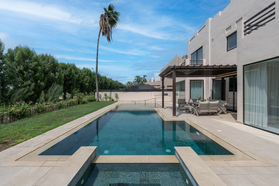 Villa in The Lakes, Dubai, United Arab Emirates 2 - 18688254