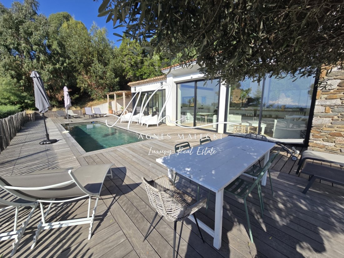 Estate in La Croix-Valmer, Provence-Alpes-Côte d'Azur, France 1 - 18687443
