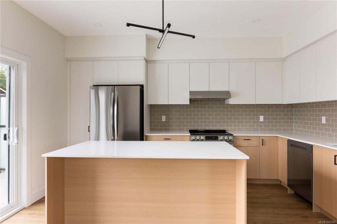 Townhouse in Saanich, British Columbia, Canada 3 - 18691124