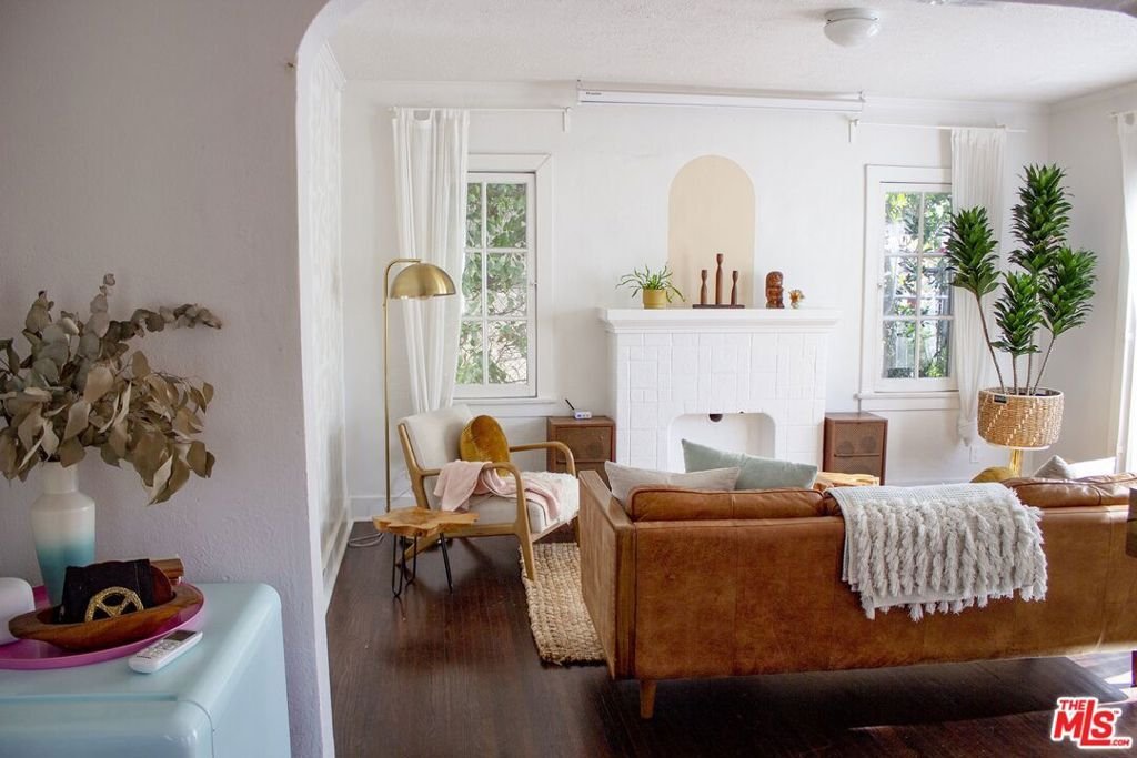 Altadena, California, United States 3 - 18689798