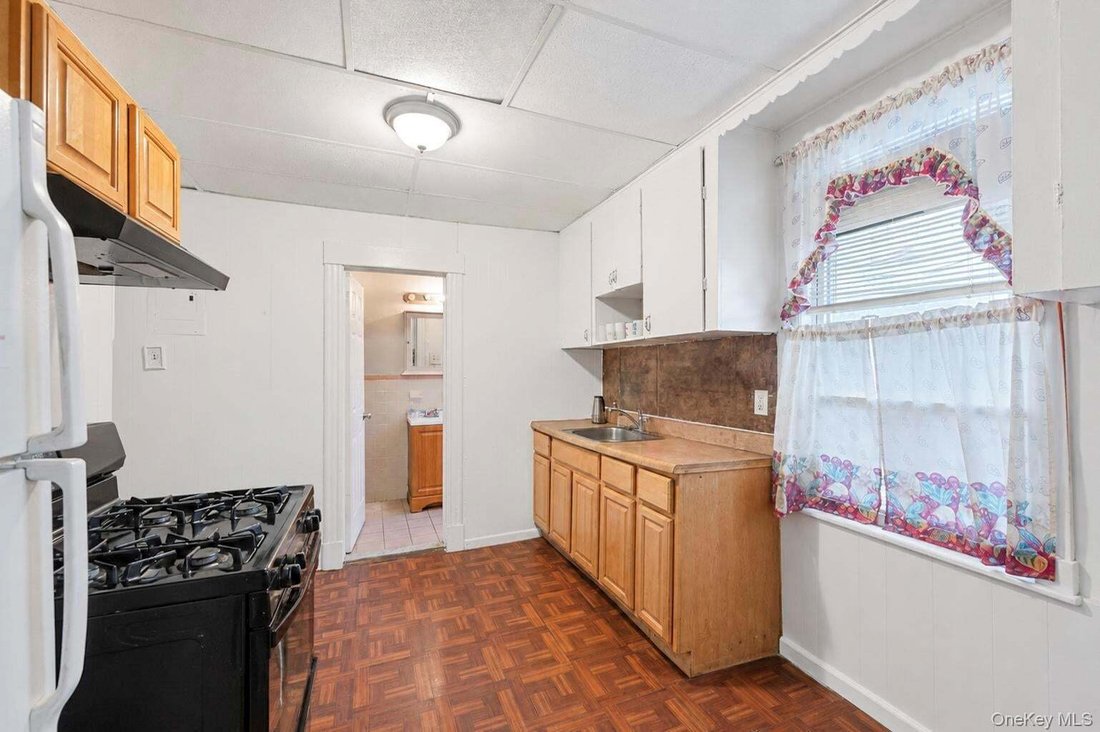 Yonkers, New York, United States 3 - 18687023