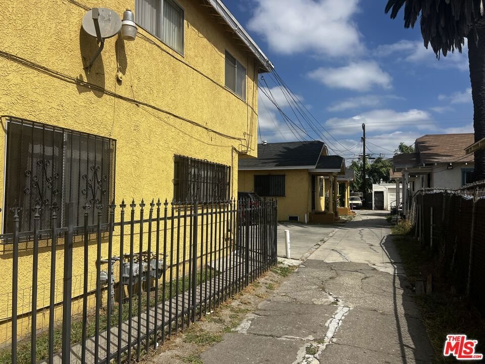 Los Angeles, California, United States 3 - 18689821