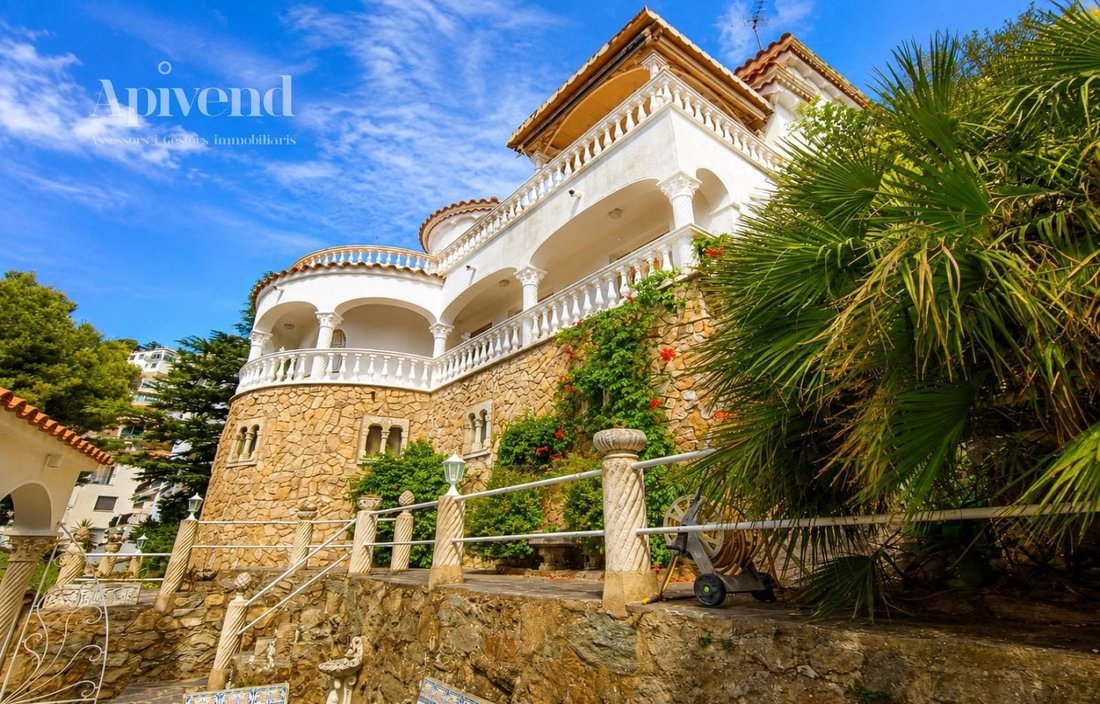 Villa in Roses, Catalonia, Spain 2 - 18687265