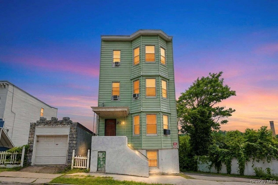 Yonkers, New York, United States 1 - 18687023