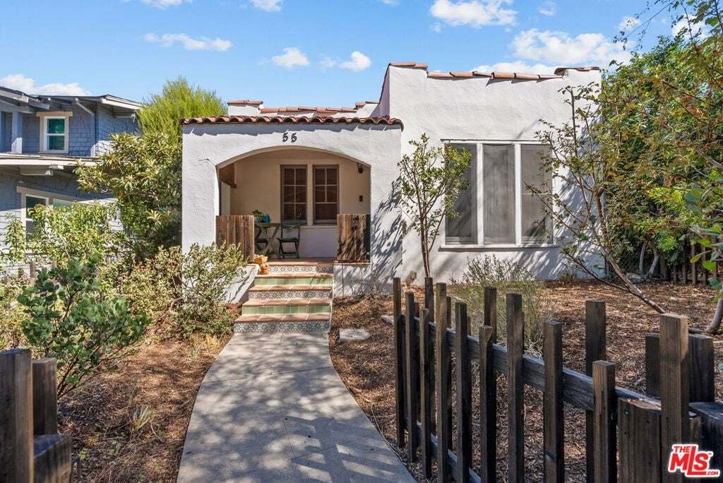 Altadena, California, United States 1 - 18689798