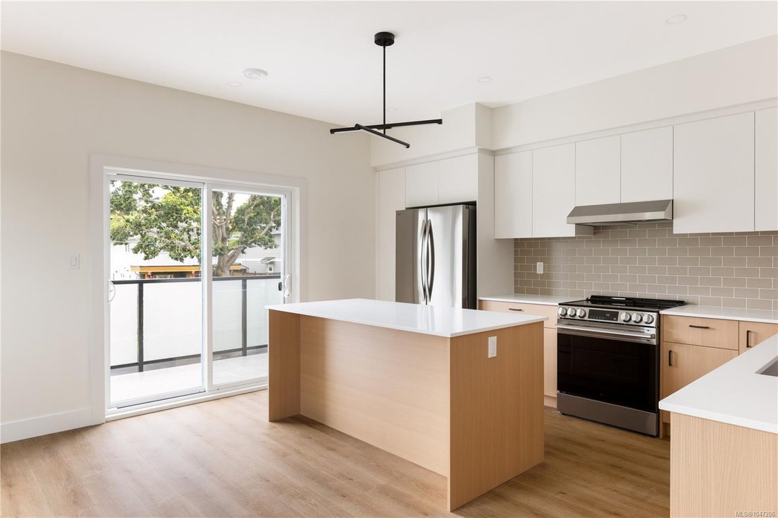 Townhouse in Saanich, British Columbia, Canada 1 - 18691124