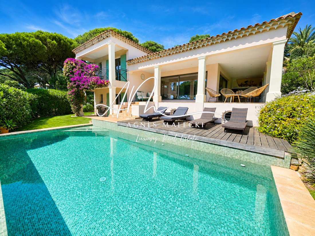Estate in La Croix-Valmer, Provence-Alpes-Côte d'Azur, France 1 - 18687450