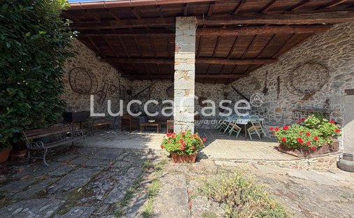 House in Camporgiano, Tuscany, Italy 1