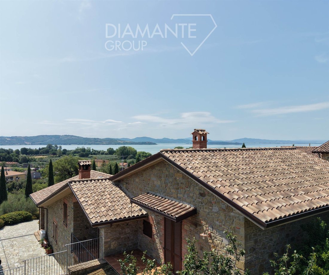 Villa in Passignano sul Trasimeno, Umbria, Italy 1 - 18691075