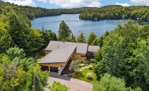 House in Sainte-Marguerite-du-Lac-Masson, Quebec, Canada 1