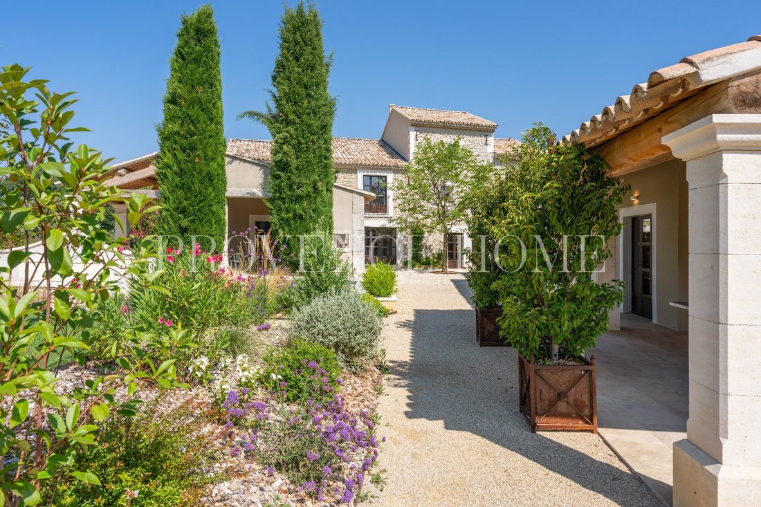 Estate in Oppède, Provence-Alpes-Côte d'Azur, France 2 - 18688402
