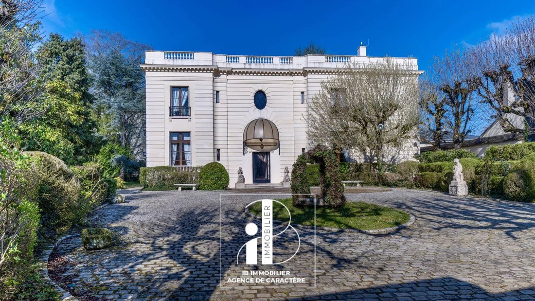 Estate in Fontainebleau, Ile-de-France, France 3 - 17629087