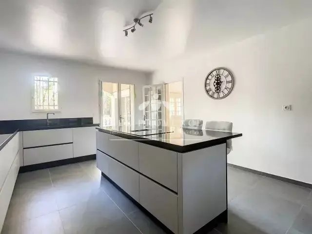 Villa in Besse-sur-Issole, Provence-Alpes-Côte d'Azur, France 4 - 16297624