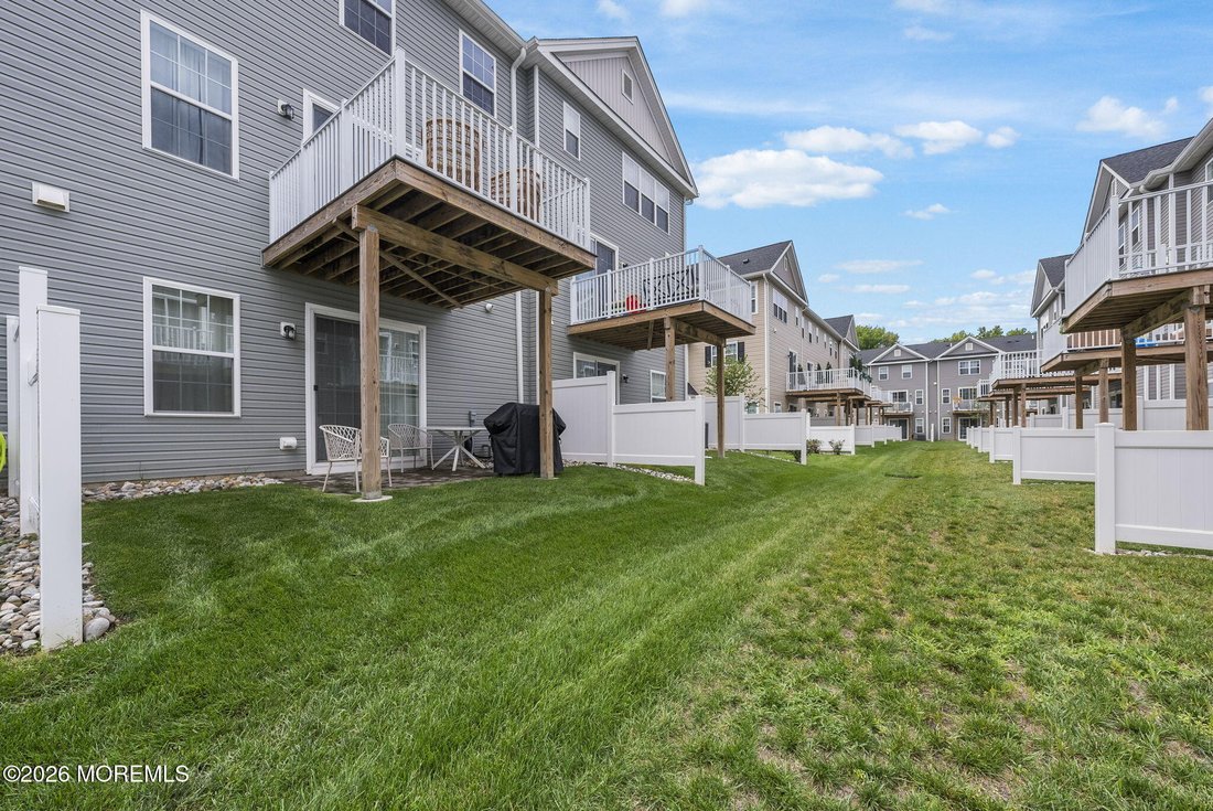 Condo in North Middletown, New Jersey, United States 4 - 18692297