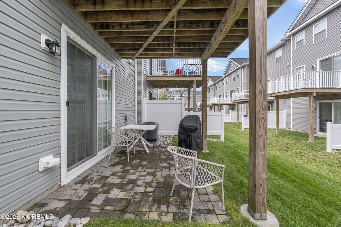 Condo in North Middletown, New Jersey, United States 3 - 18692297