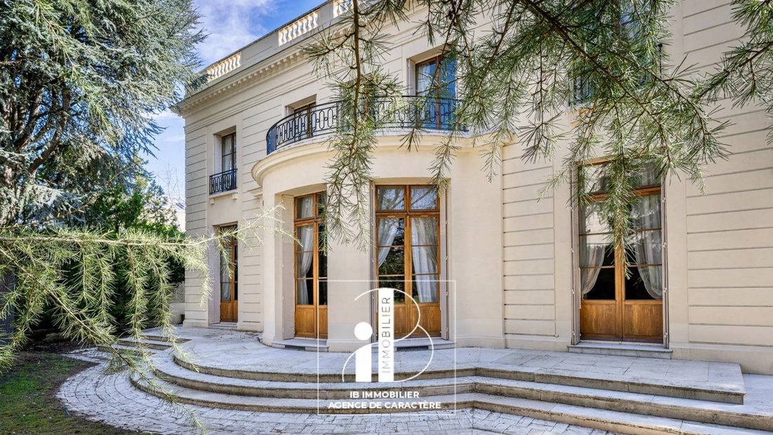 Estate in Fontainebleau, Ile-de-France, France 1 - 17629087