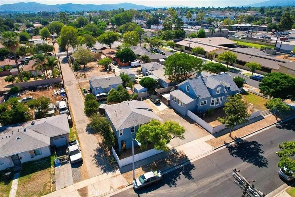 Corona, California, United States 5 - 18690552