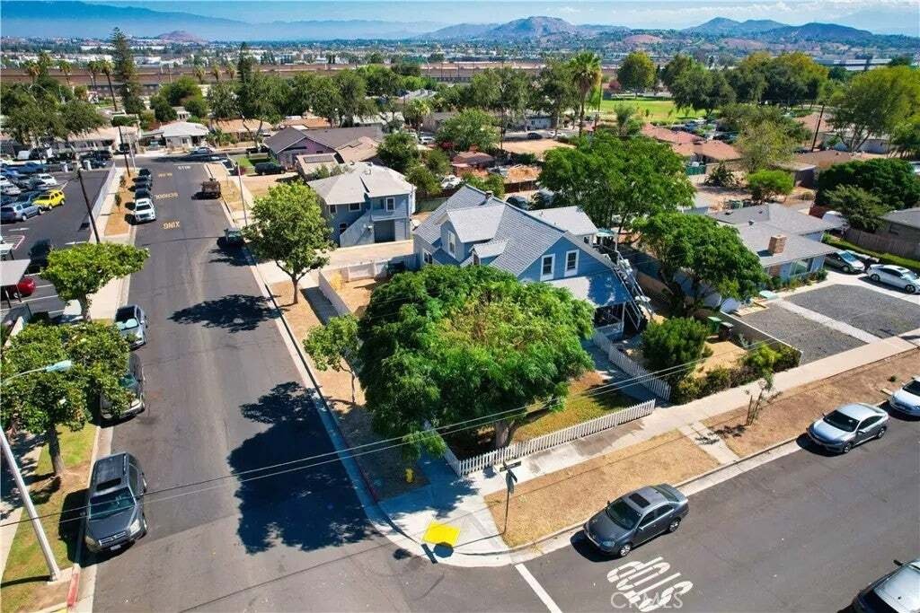 Corona, California, United States 4 - 18690552