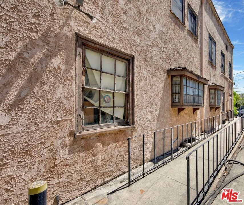 Los Angeles, California, United States 3 - 18692340