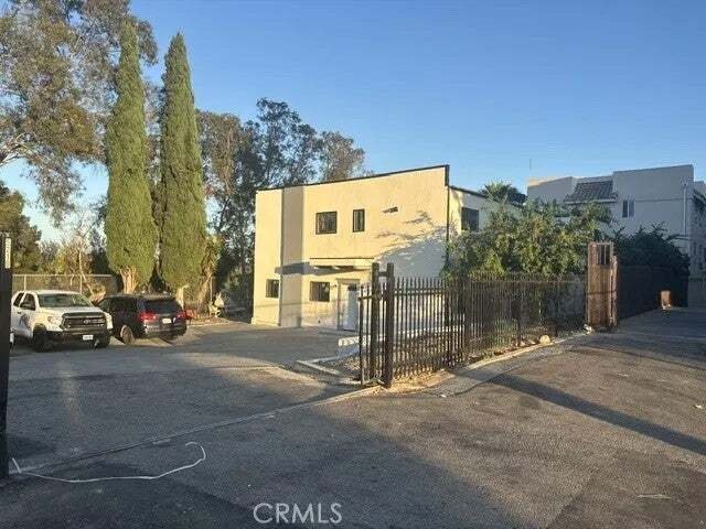 Los Angeles, California, United States 3 - 18692524