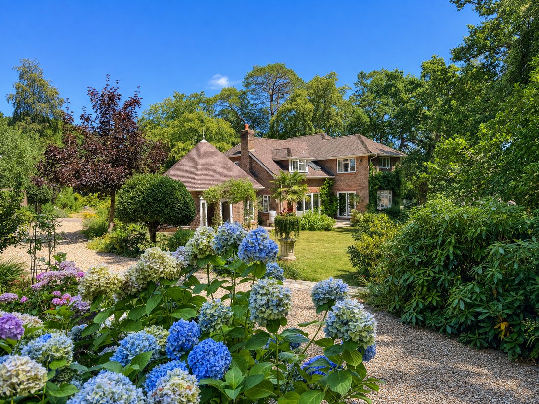 House in Stapehill, Colehill, England 1 - 18692212