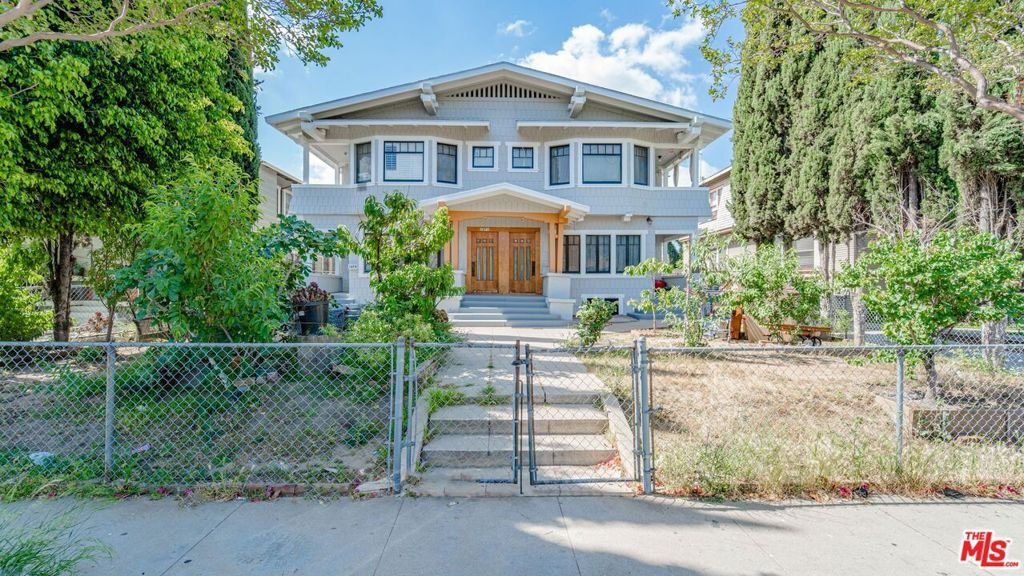 Los Angeles, California, United States 4 - 18692342