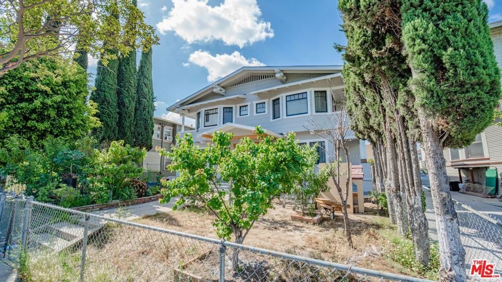 Los Angeles, California, United States 2 - 18692342