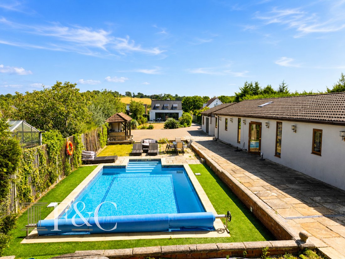 House in Hoddesdon, Broxbourne, England 2 - 18693081