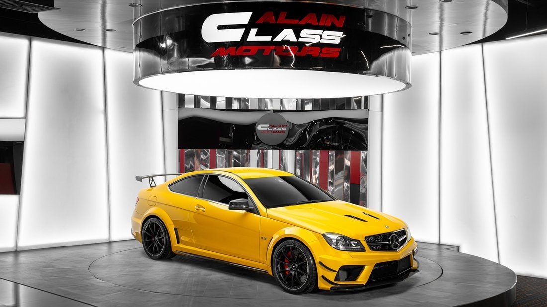 Coupe in Dubai, United Arab Emirates 1 - 18693265