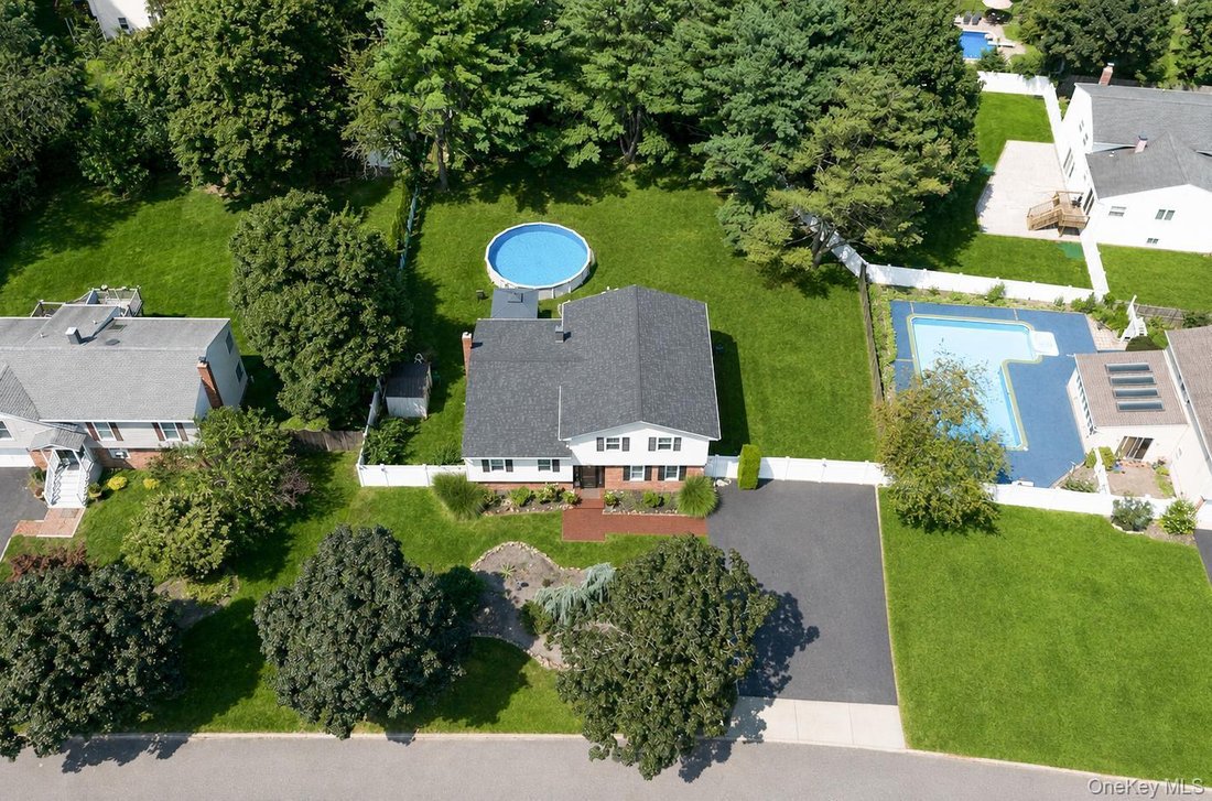 House in Coram, New York, United States 4 - 18694094