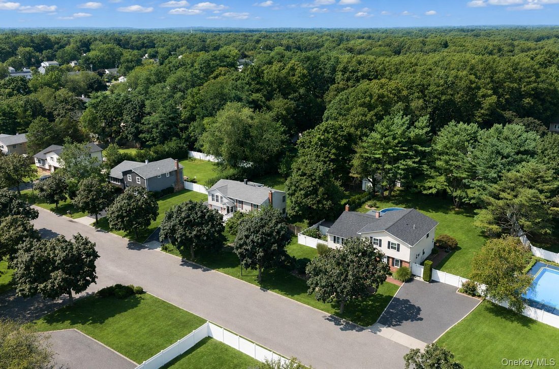 House in Coram, New York, United States 5 - 18694094