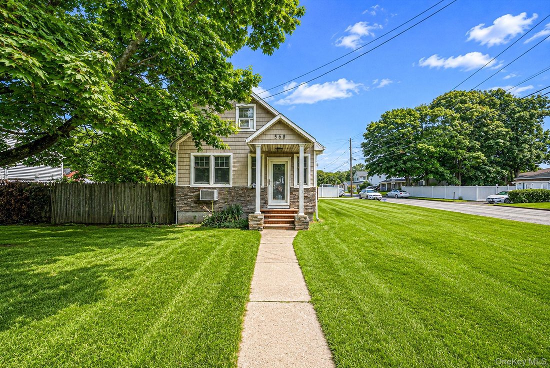 House in Lindenhurst, New York, United States 1 - 18694103